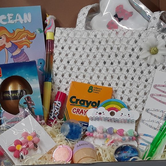 Girls Mystery Gift Box | Ages 4–7 |  Coloring, Hair Accessories, Glosses, Purses - Picture 1 of 4